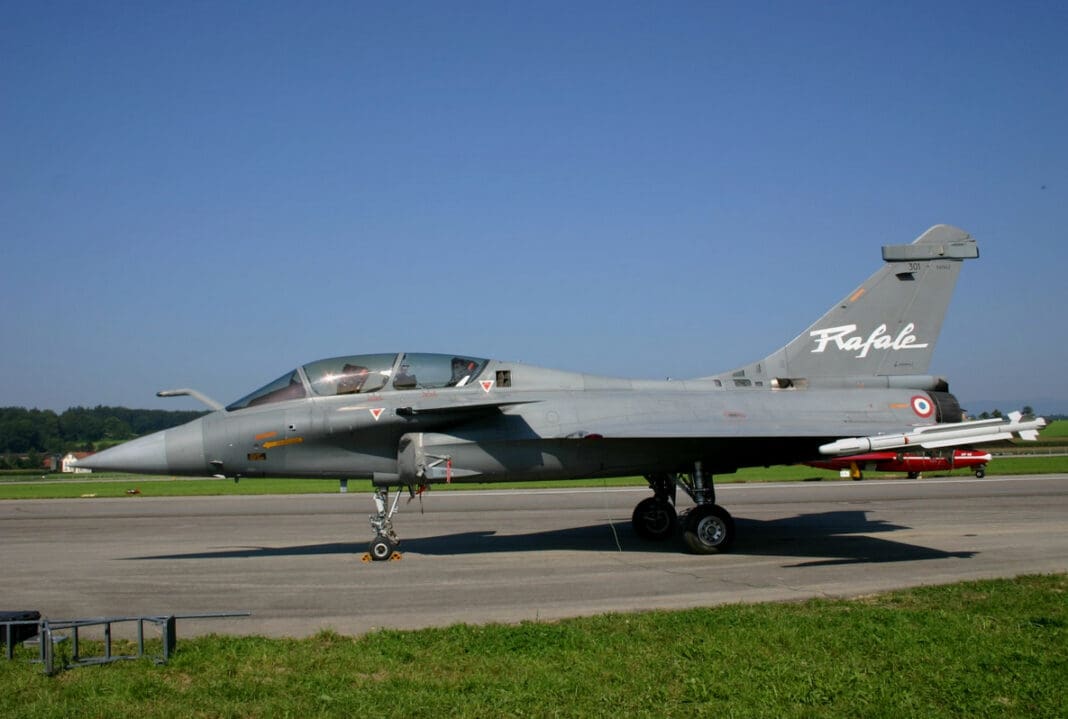 plein air, herbe, transport, avion, ciel, aviation, armée de l’air, meeting aérien, véhicule, Avion militaire, air, Avion de chasse, Avion à réaction, Transport aérien, Constructeur aéronautique, Aviation générale, Monoplan, Avion d’attaque au sol, armée, F-16 Fighting Falcon, Avion supersonique, chasseur, jet, piste, garé, véhicule militaire, force