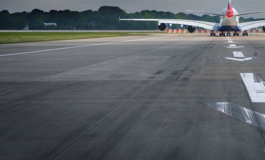 plein air, avion, ciel, Transport aérien, piste, véhicule, avion de ligne, transport, Compagnie aérienne, Avion à réaction, route, aéroport, volet, aviation, Tarmac, Moteur d’avion, Constructeur aéronautique, sol, Avion à fuselage étroit, Ingénierie aérospatiale, Moteur à réaction, Biréacteur, Service, aile, herbe, tarmac, grand, jet