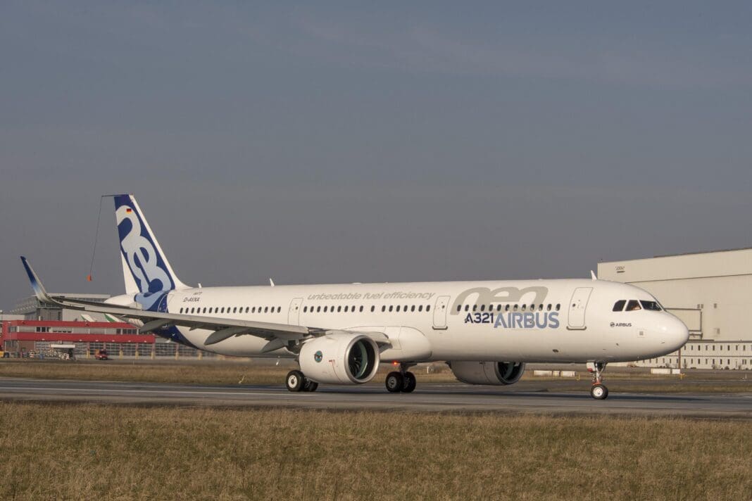 avion, plein air, avion de ligne, transport, ciel, Compagnie aérienne, Transport aérien, véhicule, airbus, piste, Moteur à réaction, Moteur d’avion, volet, herbe, Avion à fuselage étroit, aéroport, Service, Biréacteur, Avion à réaction, Ingénierie aérospatiale, aviation, jet, Famille des Airbus A320, décollage, Boeing 737, grand, tarmac, sol