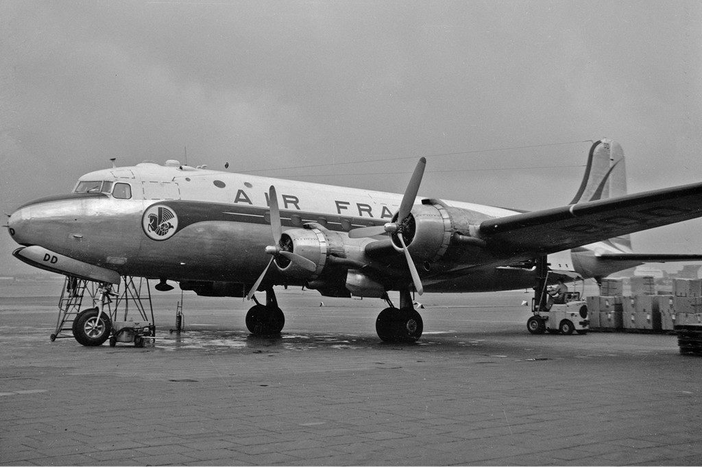 Douglas_DC-4,_F-BBDD,_Air_France_Manteufel-1