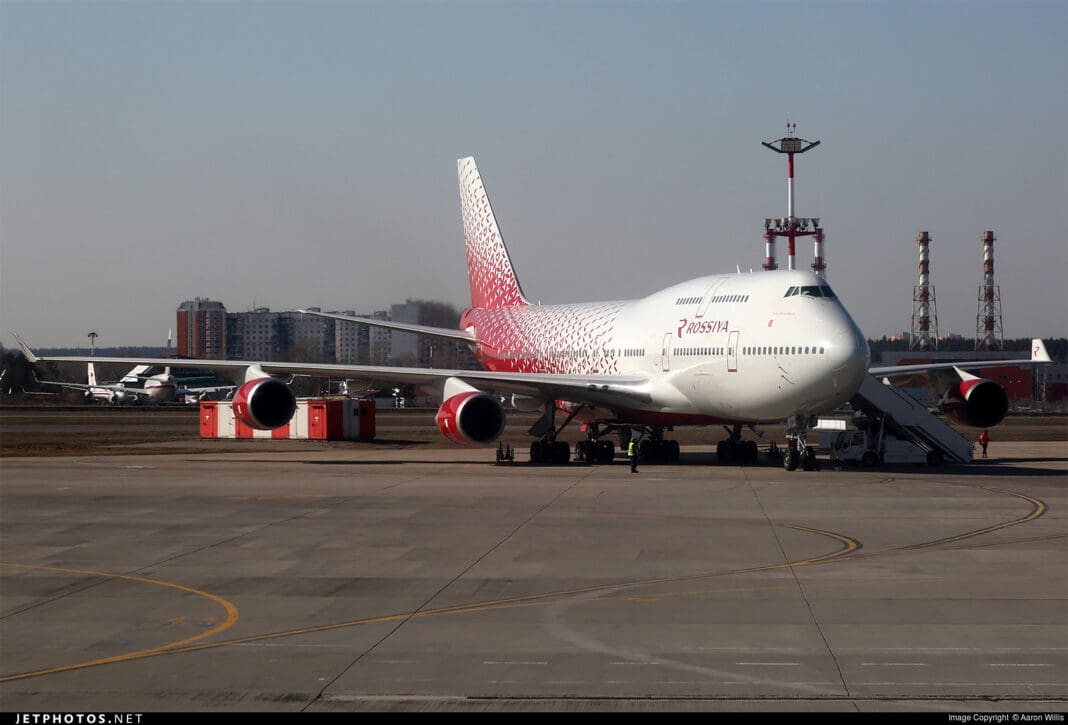 avion, transport, ciel, plein air, avion de ligne, véhicule, Transport aérien, Compagnie aérienne, piste, aéroport, Avion à réaction, Moteur d’avion, Moteur à réaction, Tarmac, tarmac, Biréacteur, Avion à fuselage étroit, aviation, volet, Ingénierie aérospatiale, Service, Boeing 747, Boeing 747-400, Constructeur aéronautique, Boeing 747-8, jet, sol, garé, grand