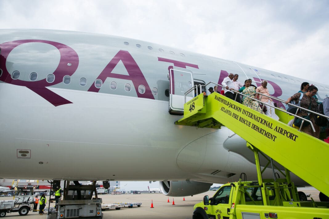 avion, ciel, plein air, véhicule, Transport aérien, texte, avion de ligne, aviation, transport, aéroport, Ingénierie aérospatiale, Compagnie aérienne, airbus, Tarmac, Service, garé, tarmac, grand, personnes, piste, dirigeable