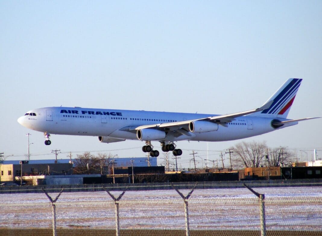 plein air, avion, ciel, transport, avion de ligne, Compagnie aérienne, Transport aérien, véhicule, Moteur à réaction, Moteur d’avion, volet, aviation, aéroport, Biréacteur, Avion à fuselage étroit, Avion à réaction, jet, Ingénierie aérospatiale, Service, décollage, Boeing 747, Boeing 747-400, aile, piste, grand, sol, airbus