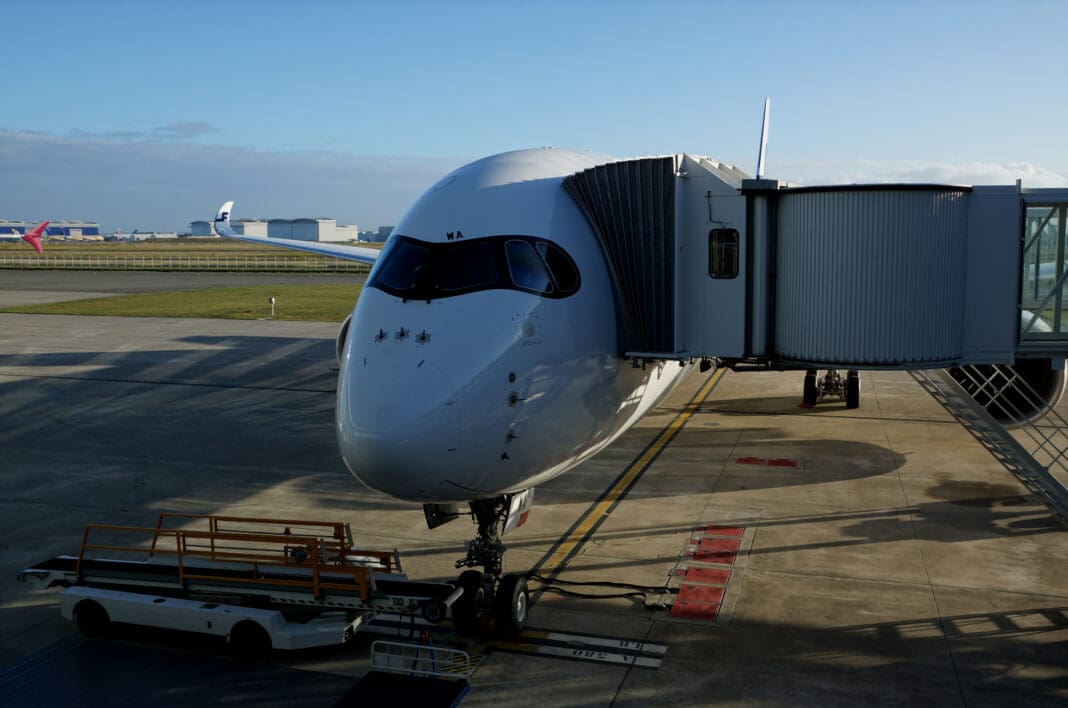 avion, plein air, ciel, aéroport, véhicule, avion de ligne, sol, piste, Transport aérien, transport, Compagnie aérienne, Passerelle aéroportuaire, garé, Tarmac, Ingénierie aérospatiale, tarmac, s’asseoir, portail, aviation