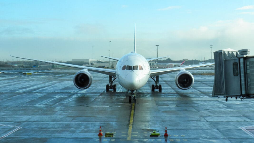 avion, plein air, ciel, avion de ligne, Compagnie aérienne, Transport aérien, transport, Moteur à réaction, Moteur d’avion, sol, véhicule, Avion à réaction, aéroport, piste, Tarmac, Biréacteur, Avion à fuselage étroit, volet, aviation, Ingénierie aérospatiale, airbus, Passerelle aéroportuaire, Service, jet, tarmac, grand