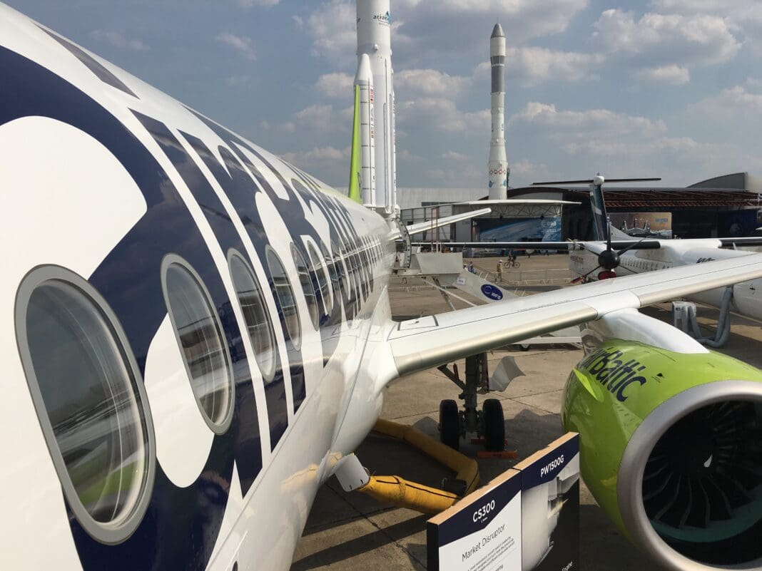 avion, ciel, plein air, Transport aérien, avion de ligne, Compagnie aérienne, véhicule, Ingénierie aérospatiale, aéroport, nuage, Moteur d’avion, Moteur à réaction, Tarmac, Constructeur aéronautique, aviation, Avion à réaction, sol, garé, airbus, tour, piste, tarmac