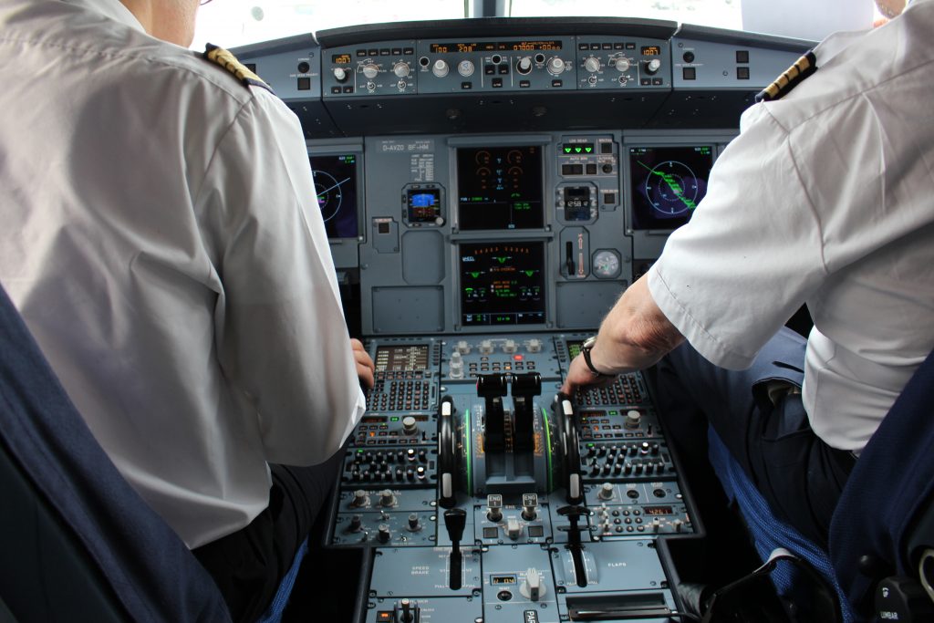 personne, habits, cockpit, Instruments de vol, Pilote, transport, machine, panneau de contrôle, avion, intérieur, vol