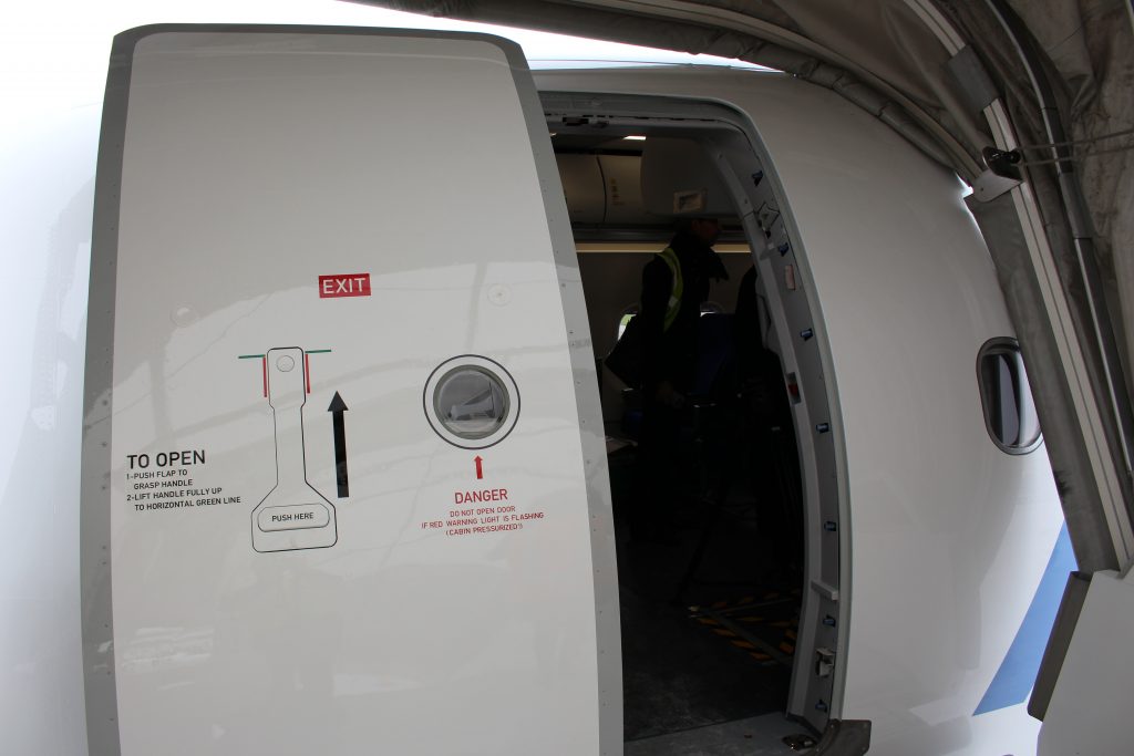 texte, mur, intérieur, avion, réfrigérateur