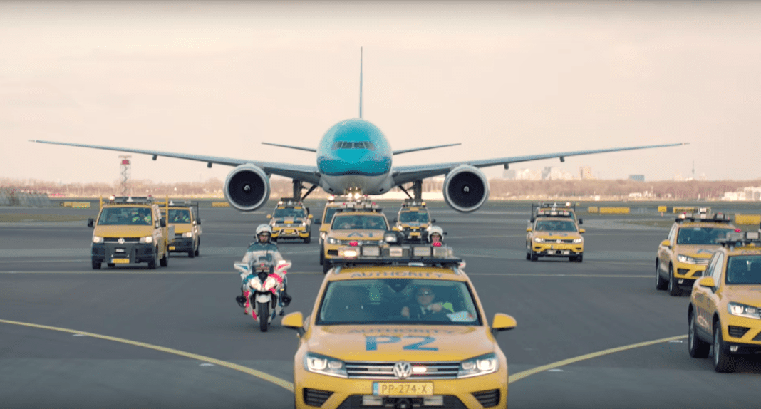 plein air, avion, ciel, Véhicule terrestre, roue, route, Compagnie aérienne, avion de ligne, aéroport, Transport aérien, transport, Moyen de transport, Service, voiture, Moteur à réaction, piste, Moteur d’avion, tarmac, jet, jaune, garé, véhicule