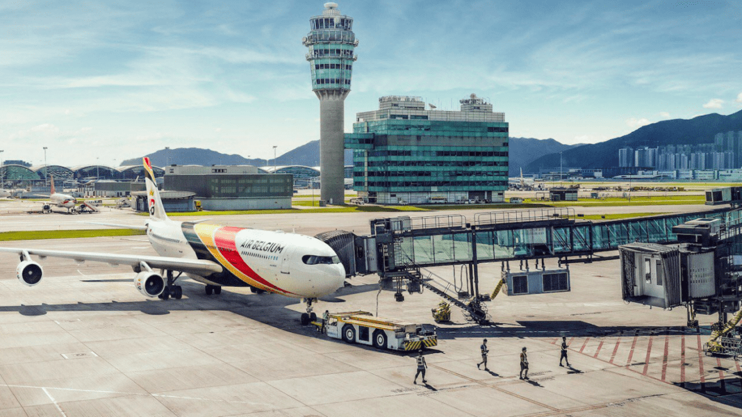 plein air, ciel, avion, véhicule, bâtiment, avion de ligne, aéroport, nuage, Compagnie aérienne, sol, Transport aérien, montagne, tour, Tarmac, grand, garé, piste, aviation, airbus