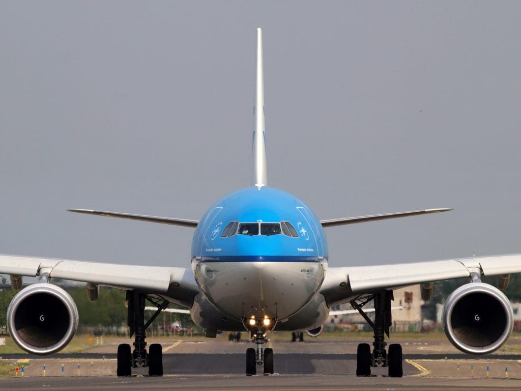 avion, plein air, avion de ligne, Compagnie aérienne, Transport aérien, transport, ciel, Moteur à réaction, Moteur d’avion, véhicule, volet, piste, Avion à réaction, aéroport, aviation, Biréacteur, Service, Ingénierie aérospatiale, aile, Avion à fuselage étroit, turbine, jet, Tarmac, airbus, tarmac, grand, sol, bleu