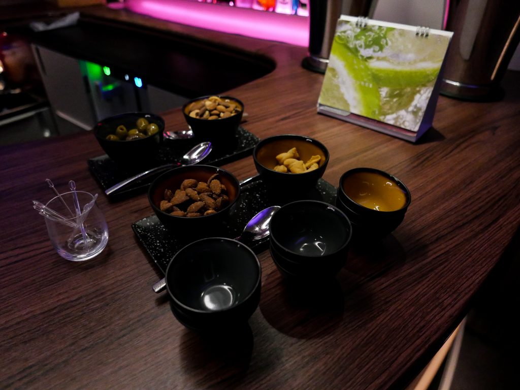 intérieur, table, vaisselle, boisson gazeuse, nourriture, cocktail, bol, jus, récipients pour boire, boisson, tasse