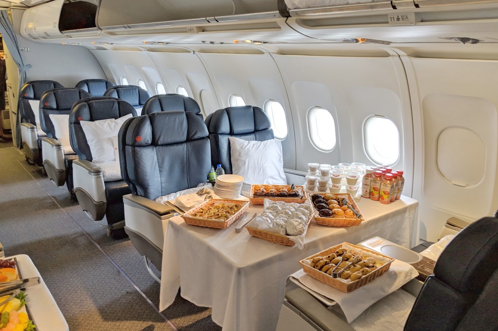 table, intérieur, Snack, meubles, nourriture, avion, plafond