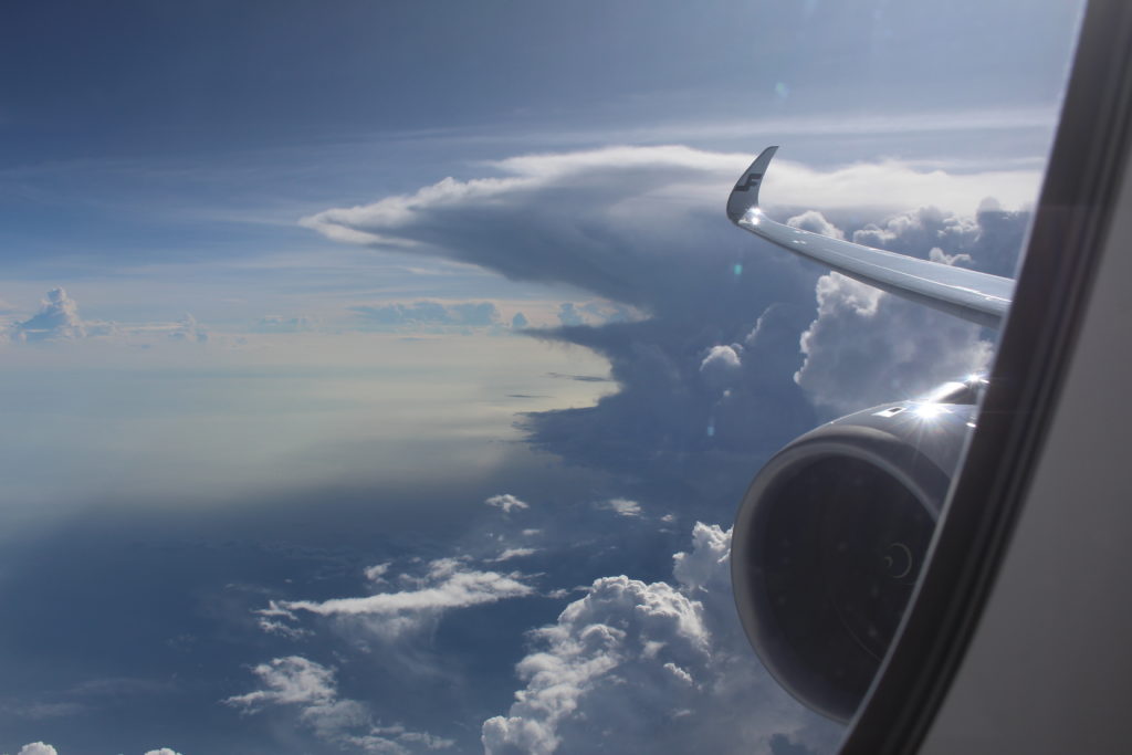 nuage, avion, ciel, Transport aérien, Compagnie aérienne, plein air, fenêtre, avion de ligne, vol, nuages, jet