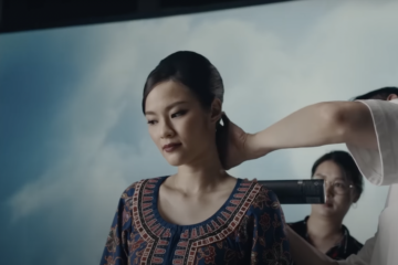 Hôtesse de l'air Singapore Airlines qui se fait coiffer avant le tournage d'une publicité