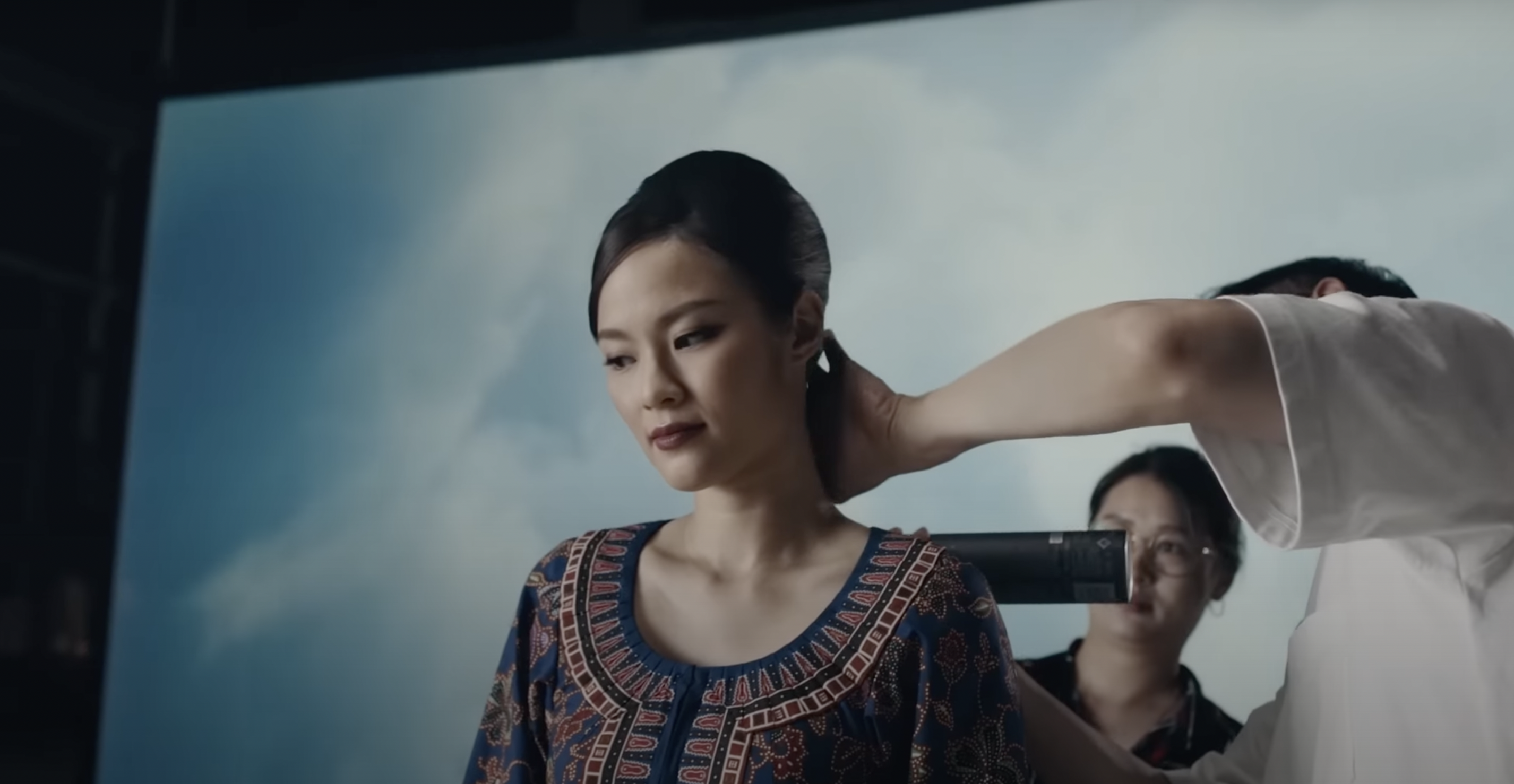 Hôtesse de l'air Singapore Airlines qui se fait coiffer avant le tournage d'une publicité