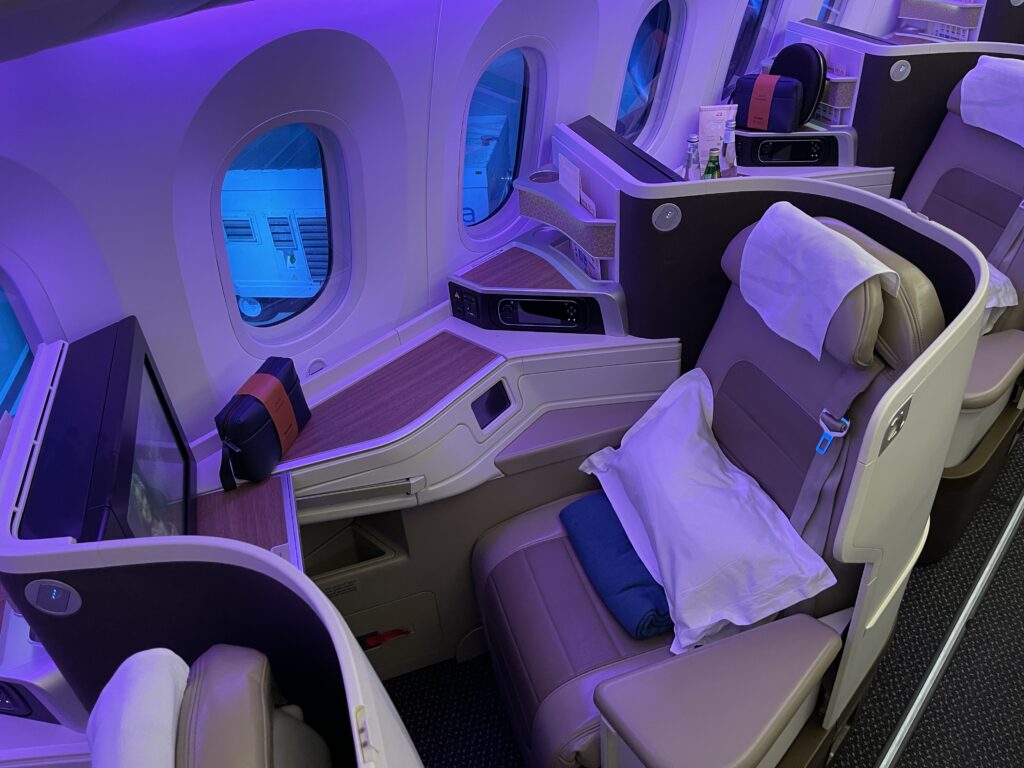 Cabine d’avion, intérieur, violet