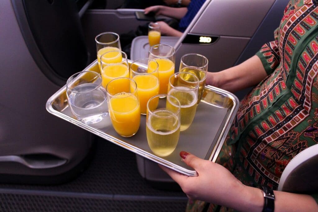 boisson, jus, personne, boisson gazeuse, jus d’orange, Boisson à l’orange, tasse, intérieur, nourriture, Singapore Airlines