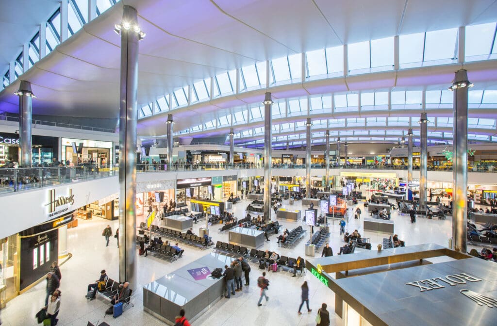 Grand magasin, bâtiment, intérieur, plafond, aéroport, personnes, grand, sol, courses, centre commercial