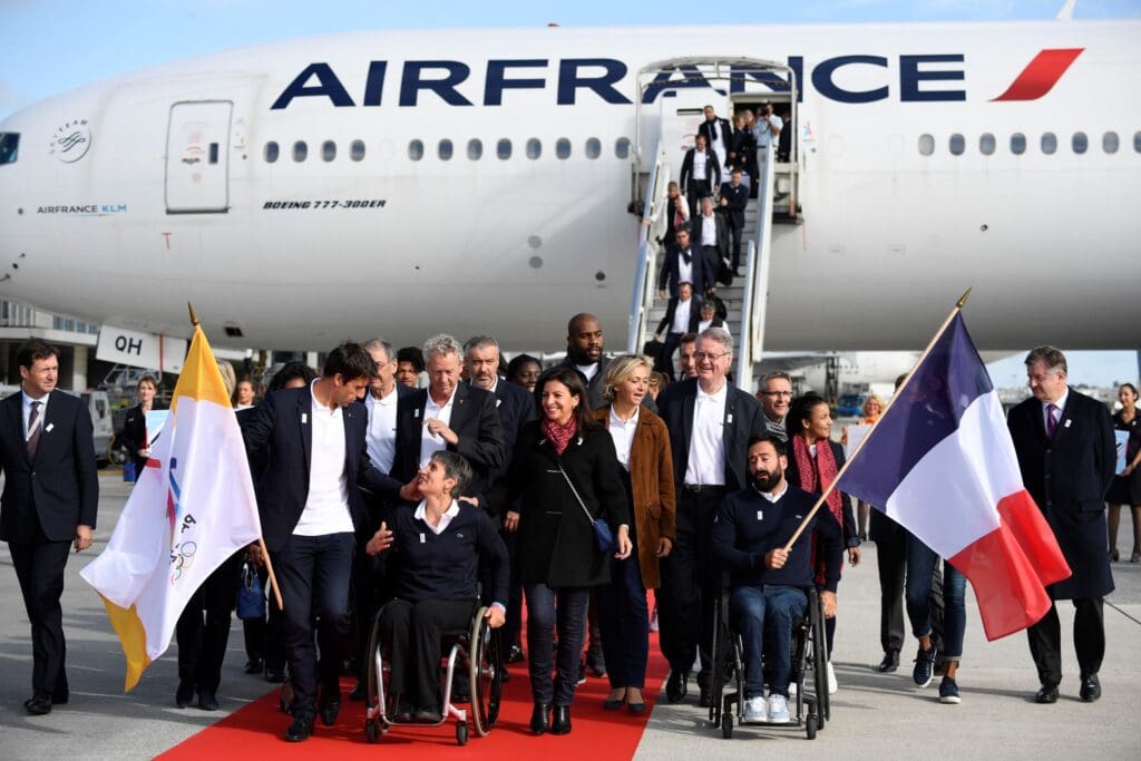 avion, habits, personne, costume, homme, ciel, Transport aérien, avion de ligne, plein air, Compagnie aérienne, Service, chaussures, Ingénierie aérospatiale, personnes, Avion à réaction, aviation, groupe, aéroport, sol, piste, debout, grand, jet