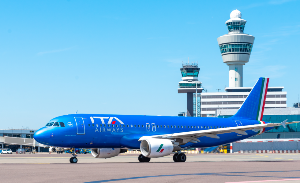 plein air, avion, ciel, Compagnie aérienne, avion de ligne, Transport aérien, véhicule, aéroport, Avion à fuselage étroit, Moteur d’avion, Moteur à réaction, Biréacteur, tour, volet, bleu, bâtiment, piste, grand, jet, aviation