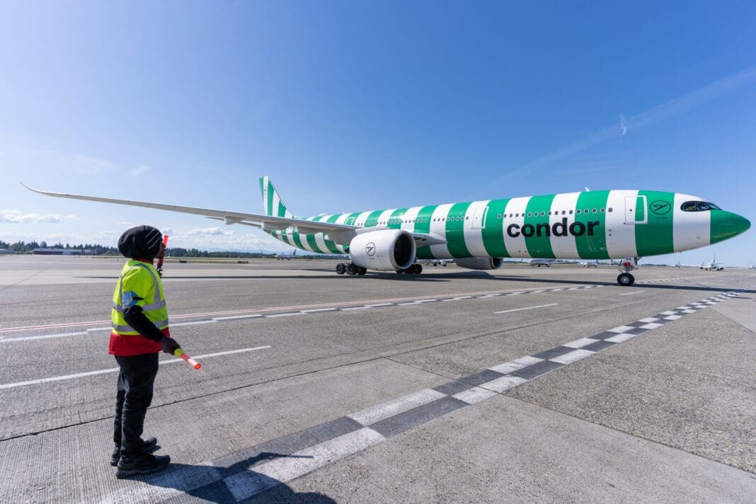 ciel, plein air, avion, transport, sol, aéroport, chaussures, Transport aérien, véhicule, habits, personne, avion de ligne, Compagnie aérienne, voyage, piste, debout