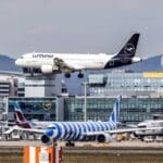 Frankfurt Flughafen Ein Airbus A320-200 der Lufthansa mit dem Namen der Stadt Norderstedt im Landeanflug auf den Flughaf