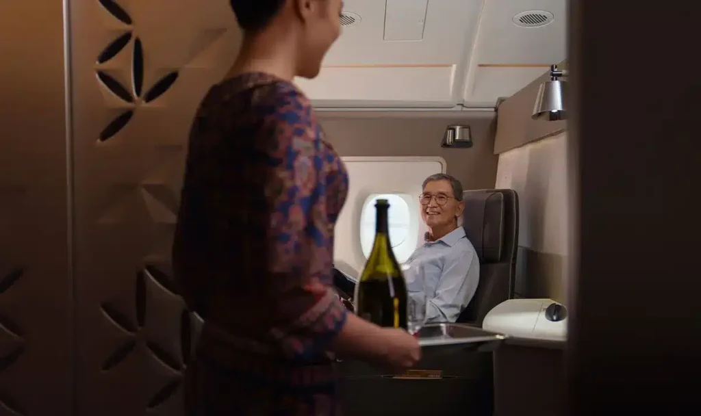 mur, habits, intérieur, personne, bouteille, Visage humain, femme, debout, cuisine, plafond, Singapore Airlines