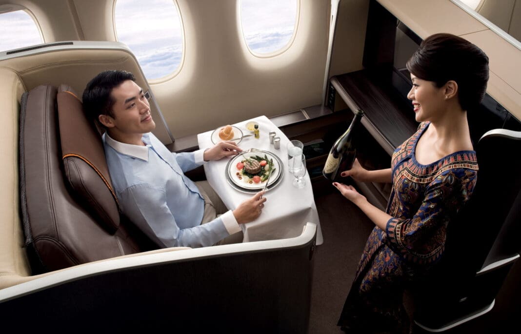 habits, personne, Visage humain, femme, véhicule, passager, intérieur, nourriture, Singapore Airlines