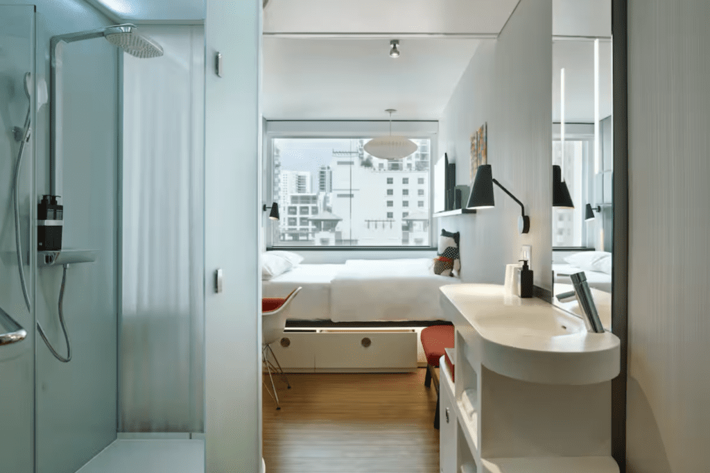 intérieur, mur, pièce, scène, évier, robinet, décoration d’intérieur, Appareil sanitaire, baignoire, douche, miroir, Cabinet, Comptoir, Accessoire de salle de bain, lit, Équipement médical, sol, blanc, salle de bain, conception