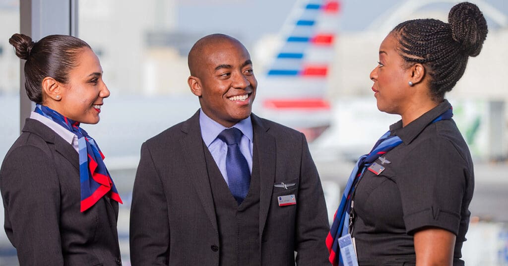 habits, personne, Visage humain, homme, sourire, Blazer, cravate, col, Métier, vêtements habillés, Col blanc, vêtements d’extérieur, Emploi, debout, costume, personnes, plein air, American Airlines