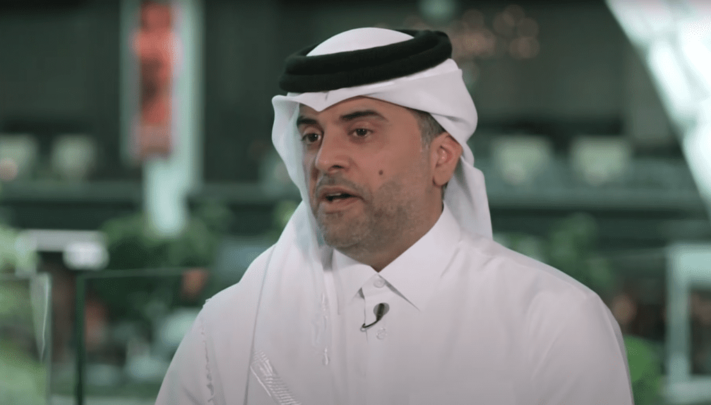 Visage humain, personne, habits, homme, col, Uniforme du chef, casquette, résistant, chapeau, chef, Qatar Airways