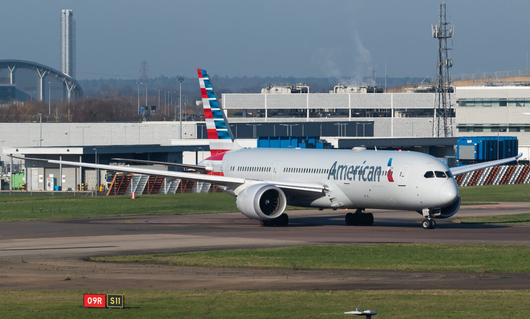 plein air, transport, avion, véhicule, avion de ligne, Compagnie aérienne, Transport aérien, ciel, aéroport, piste, Moteur d’avion, Moteur à réaction, herbe, airbus, volet, Avion à fuselage étroit, Biréacteur, Avion à réaction, Ingénierie aérospatiale, jet, aviation, Service, décollage, grand, sol, tarmac, American Airlines