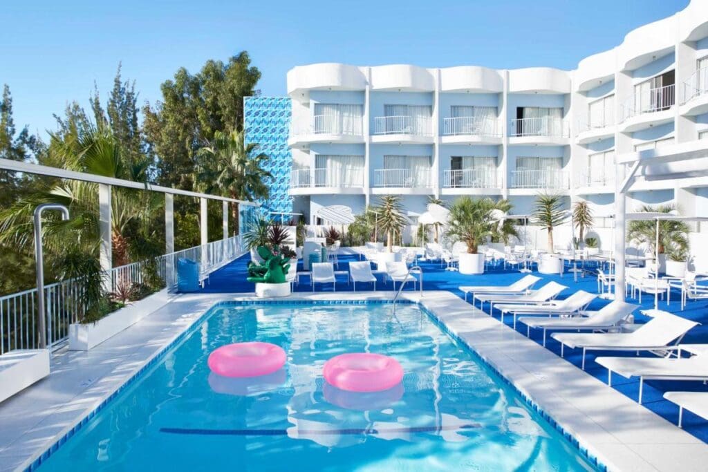piscine, plein air, ciel, bâtiment, eau, Centre de loisirs, Station thermale, arbre, Bain de soleil, ville touristique, hôtel, billard, bleu, complexe touristique, pont