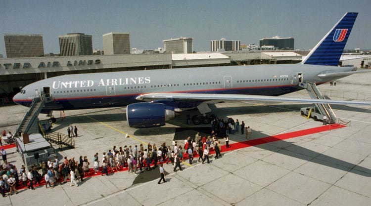 avion, ciel, plein air, transport, Transport aérien, avion de ligne, véhicule, Compagnie aérienne, aéroport, Service, sol, Avion à fuselage étroit, Moteur à réaction, Moteur d’avion, Ingénierie aérospatiale, Avion à réaction, volet, Tarmac, Biréacteur, piste, grand, tarmac, garé, jet, personnes, aviation, United, Boeing 777