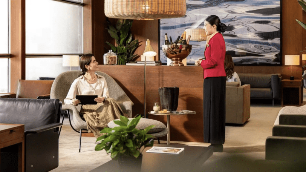 meubles, intérieur, habits, décoration d’intérieur, table basse, vase, canapé, plante d’intérieur, mur, personne, Canapé-lit, bureau, chaise, canapé-lit, Accoudoir, fenêtre, table, sol, pièce, femme, personnes, conception, The Bridge
