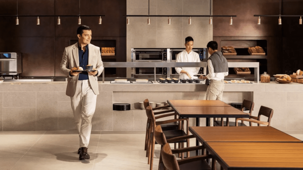 intérieur, habits, meubles, personne, mur, Comptoir, chaise, homme, cuisine, bureau, appareil de cuisine, sol, table, plafond, nourriture, restaurant, conception