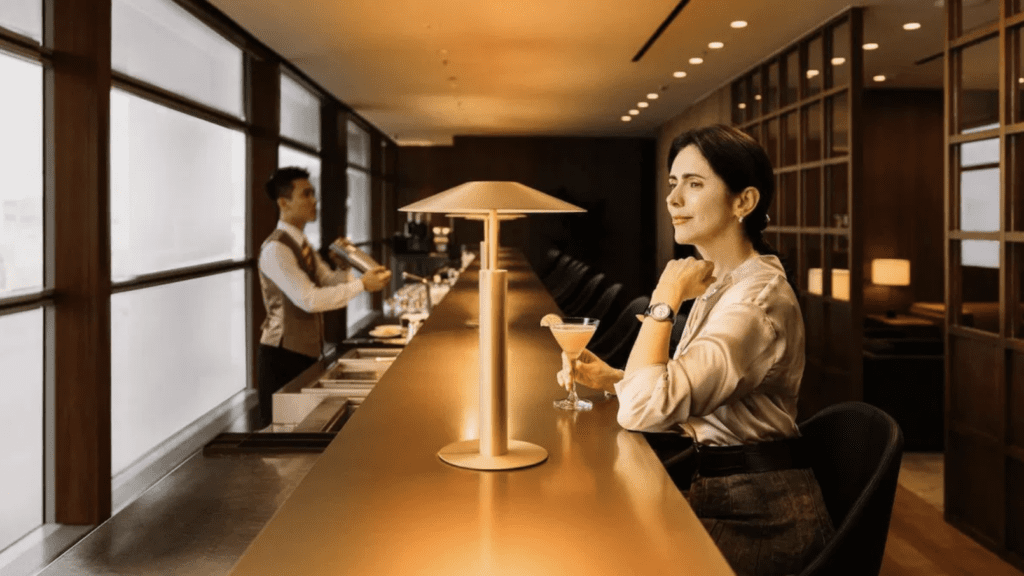 habits, intérieur, personne, table, mur, plafond, meubles, Visage humain, décoration d’intérieur, femme, sol, restaurant, conception, café