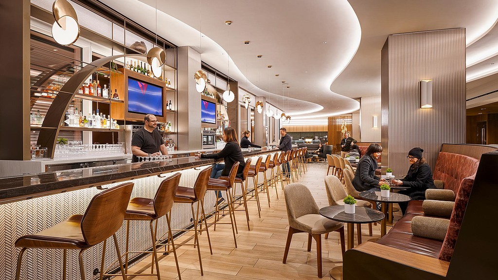 meubles, intérieur, scène, décoration d’intérieur, Table de cuisine et de salle à manger, caféteria, sol, diner, table basse, lobby, plafond, mur, table, chaise, personne, Café, personnes, restaurant, bar