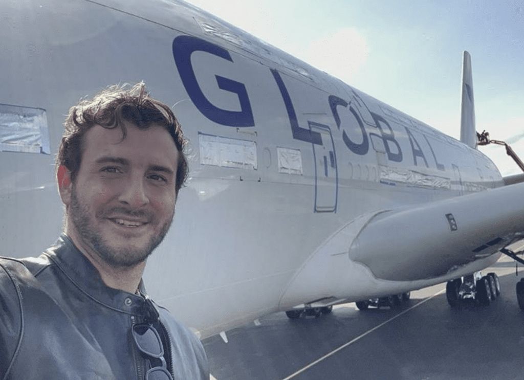 avion, personne, ciel, Transport aérien, habits, transport, Visage humain, plein air, homme, sourire, aviation, véhicule, Ingénierie aérospatiale, avion de ligne, Constructeur aéronautique, Compagnie aérienne, Avion à réaction, pose, airbus, Global Airlines