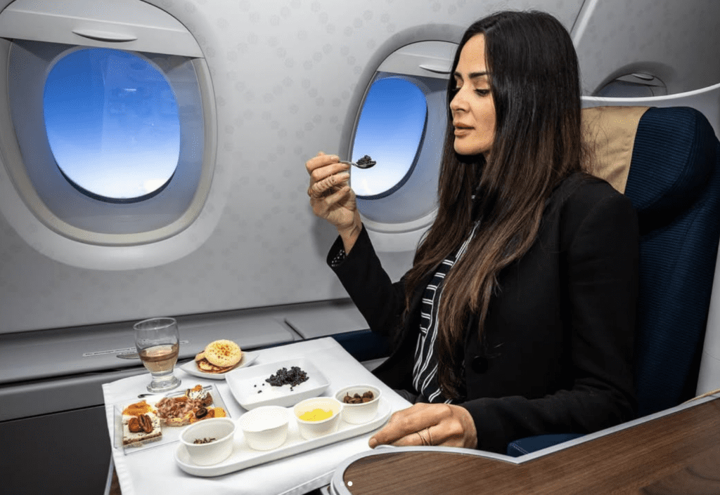 habits, personne, Visage humain, femme, Snack, intérieur, nourriture, mur, avion, Global Airlines