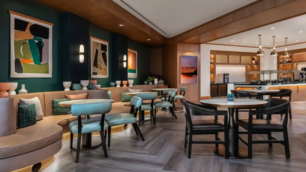 meubles, intérieur, table basse, décoration d’intérieur, scène, plafond, Table de cuisine et de salle à manger, sol, canapé, Canapé-lit, restaurant, caféteria, table, mur, lobby, pièce, dîner, chaise, hôtel