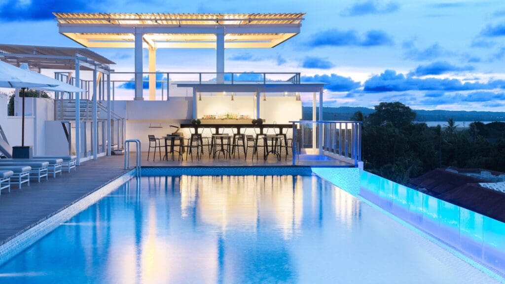ciel, piscine, bâtiment, nuage, eau, plein air, complexe touristique, Station thermale, arbre, ville touristique, hôtel, billard, architecture, bleu
