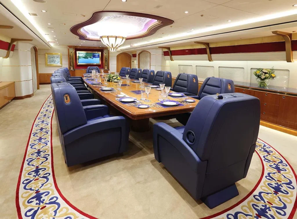 meubles, intérieur, sol, plafond, décoration d’intérieur, mur, pièce, Table de cuisine et de salle à manger, Revêtement de sol, table basse, table, chaise, hôtel
