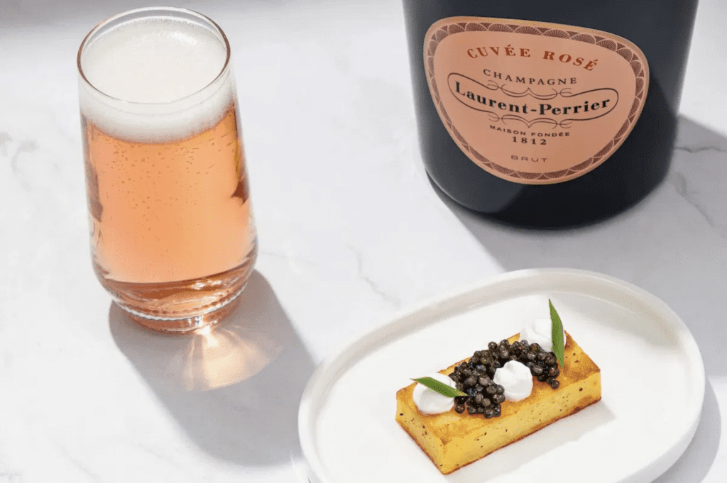 nourriture, vaisselle, table, assiette, boisson alcoolisée, Art culinaire, vin, bouteille, repas, récipients pour boire, Cuisine à la carte, produits de boulangerie, Boisson distillée, garniture, intérieur, bière, alcool, boisson, restaurant