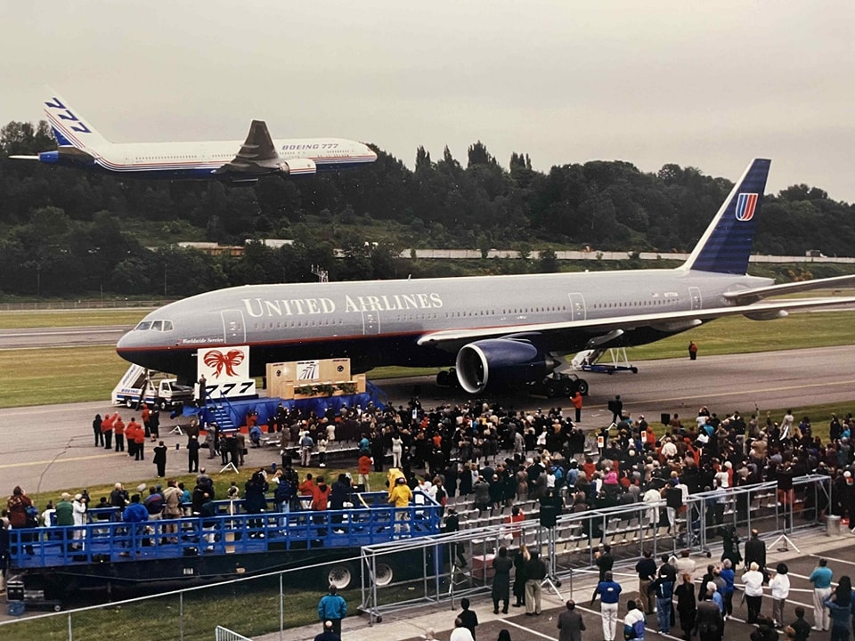 plein air, avion, véhicule, avion de ligne, Transport aérien, Compagnie aérienne, ciel, transport, Avion à réaction, Moteur d’avion, piste, Moteur à réaction, aéroport, aviation, Service, volet, jet, Ingénierie aérospatiale, Avion à fuselage étroit, Biréacteur, Constructeur aéronautique, Tarmac, grand, personnes, herbe, personne, foule, airbus, Boeing 777