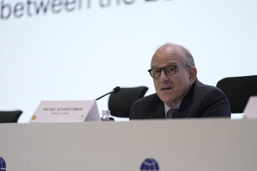 Visage humain, Porte-parole, verres, Prise de parole en public, homme, microphone, ordinateur portable, Discours, Orateur, Gestion, haut-parleur, ordinateur, Entrepreneur, Métier, Conférence de presse, entreprise, habits, intérieur, personne, Aviation européenne
