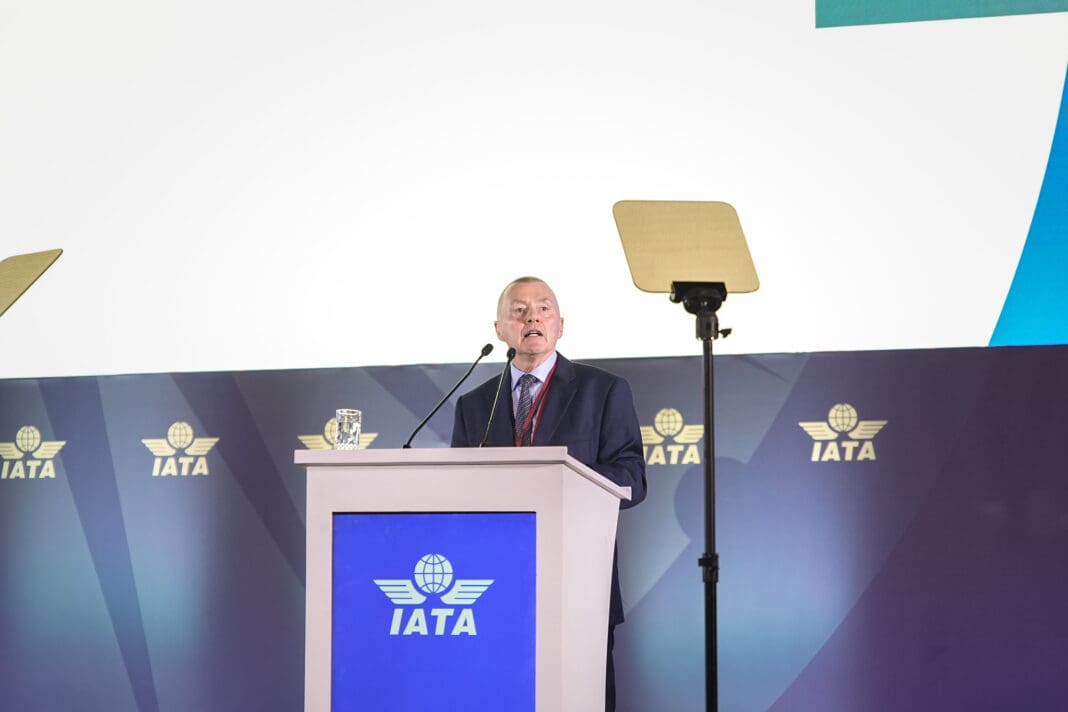 microphone, Prise de parole en public, Discours, Orateur, personne, Podium, Lutrin, Porte-parole, texte, système de sonorisation, haut-parleur, présentation, habits, Équipement de scène, entreprise, pupitre, intérieur, Transport aérien