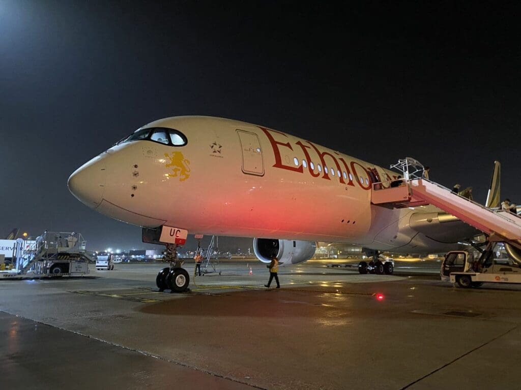 avion, ciel, véhicule, transport, Transport aérien, plein air, avion de ligne, nuit, aviation, sol, Compagnie aérienne, Ingénierie aérospatiale, aéroport, Avion à réaction, Moteur d’avion, Tarmac, Constructeur aéronautique, airbus, piste, garé, grand, air, Ethiopian Airlines