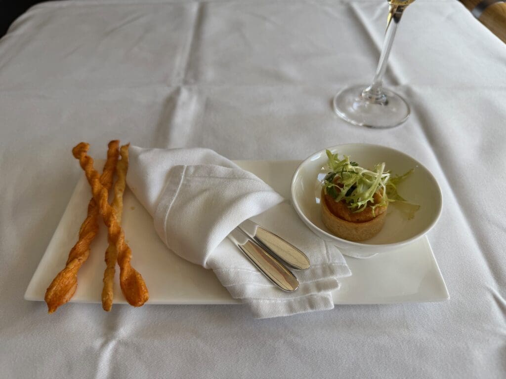 nourriture, vaisselle, table, repas, assiette, Restauration rapide, restaurant, plat, Cuisine, intérieur, ustensile de cuisine, serviette, brunch, Snack, fourchette, Plats et corbeilles, Cuisine à la carte, blanc
